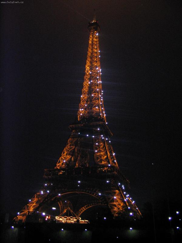 Foto: Eiffelova v� v noci