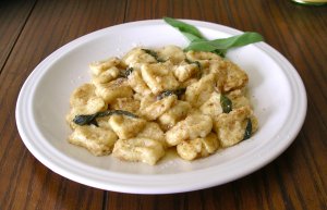Recept online: Bramborov� noky s houbovou om��kou: Bramborov� noky s om��kou z �ampion�, b�l�ho v�na a mascarpone