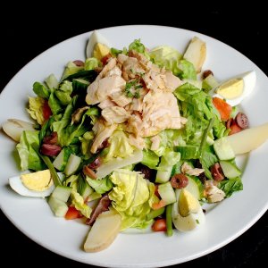 Recept online: Pestr� sal�t s tu��kem: Syt� sal�t s raj�aty, okurkou, va�en�mi vejci, fazolkami, olivami , tu��kem a chutnou z�livkou