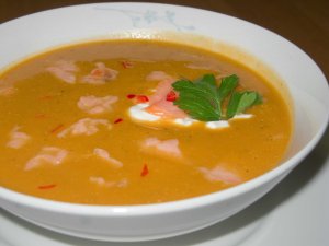 Recept online: Pol�vka s uzen�m lososem: Kr�mov� pol�vka z ko�enov� zeleniny a brambor s kousky uzen�ho lososa
